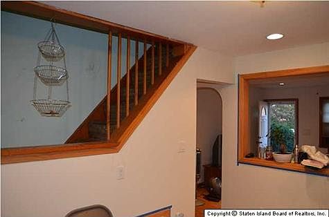 4th image of 54 Raymond Ave