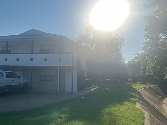 2nd image of 607 N Elm St APT B