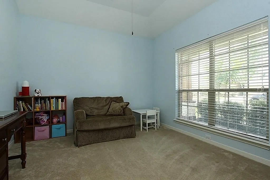 3 bed, 2.0 bath, 1838 sqft, $2,300 — Photo 4