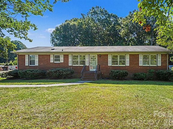 2nd image of 1204 Vickie Ln