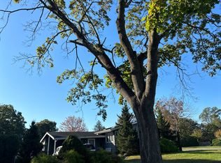 12 Sandalwood Dr, Smithtown, NY 11787