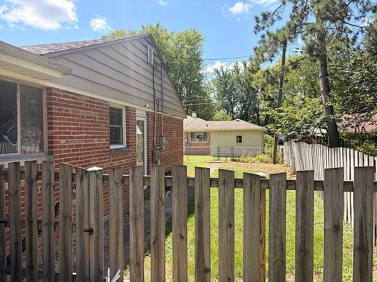 4203 Crestview Dr — Photo 18