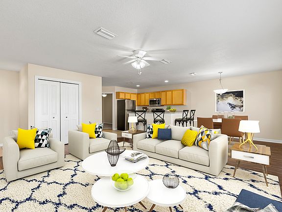 Spacious Living Room in 2/2