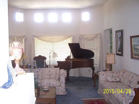 Large Family Room w/ wet bar