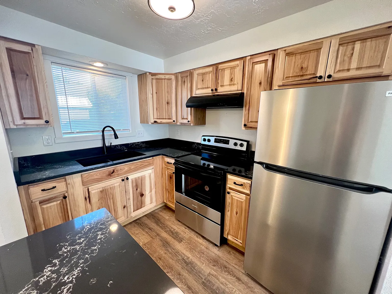 2 bed, 1.5 bath, 896 sqft, $1,395 — Photo 2