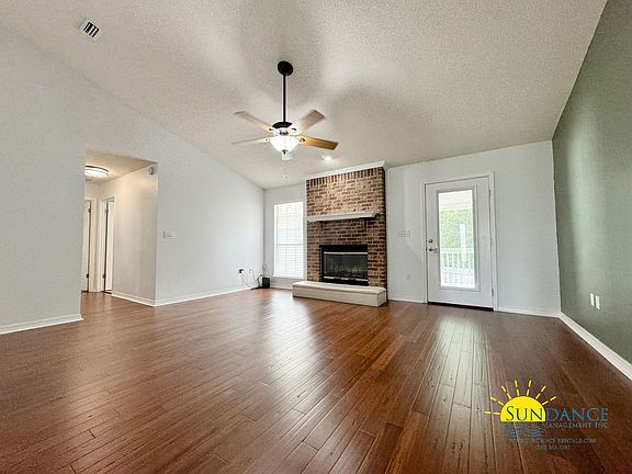 4th image of 701 Lynn Brk E