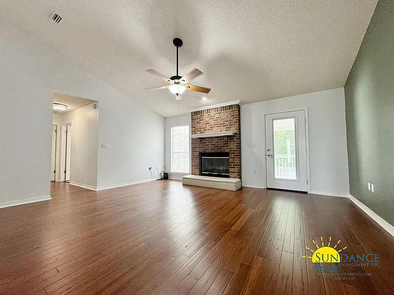 701 Lynn Brk E — Photo 4