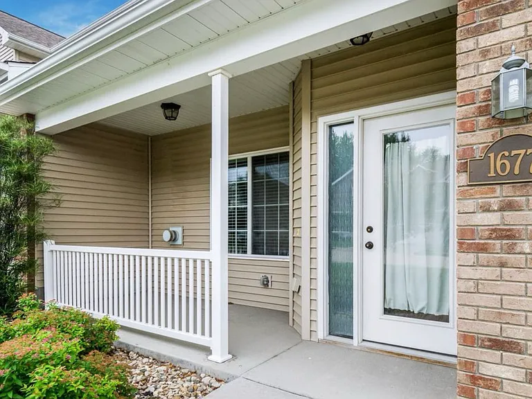1574 Burr Dr — Photo 2