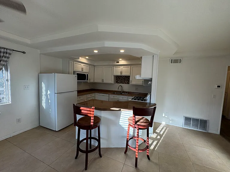 7000 Saranac St #9 — Photo 36