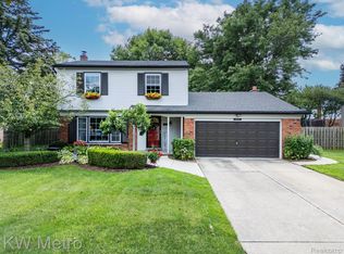 177 Miracle Dr, Troy, MI 48084