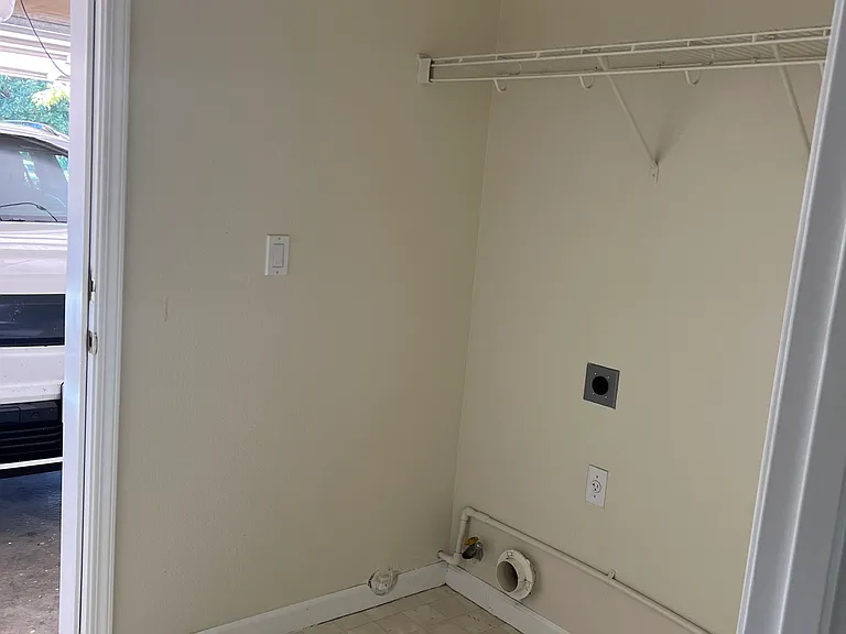 Roxbury Dr — Photo 17