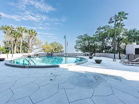 3rd image of 4141 Bayshore Blvd APT 1004