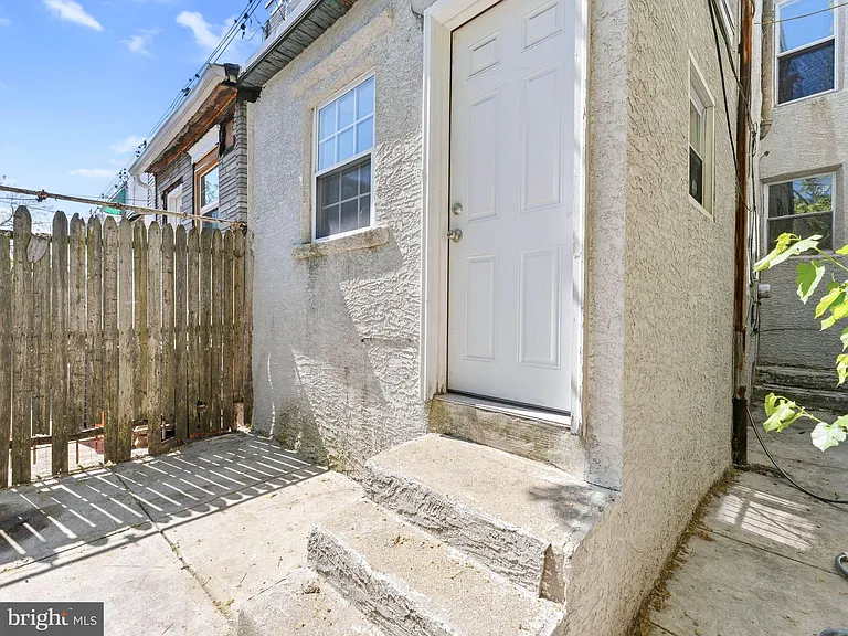 1831 E Clementine St — Photo 24
