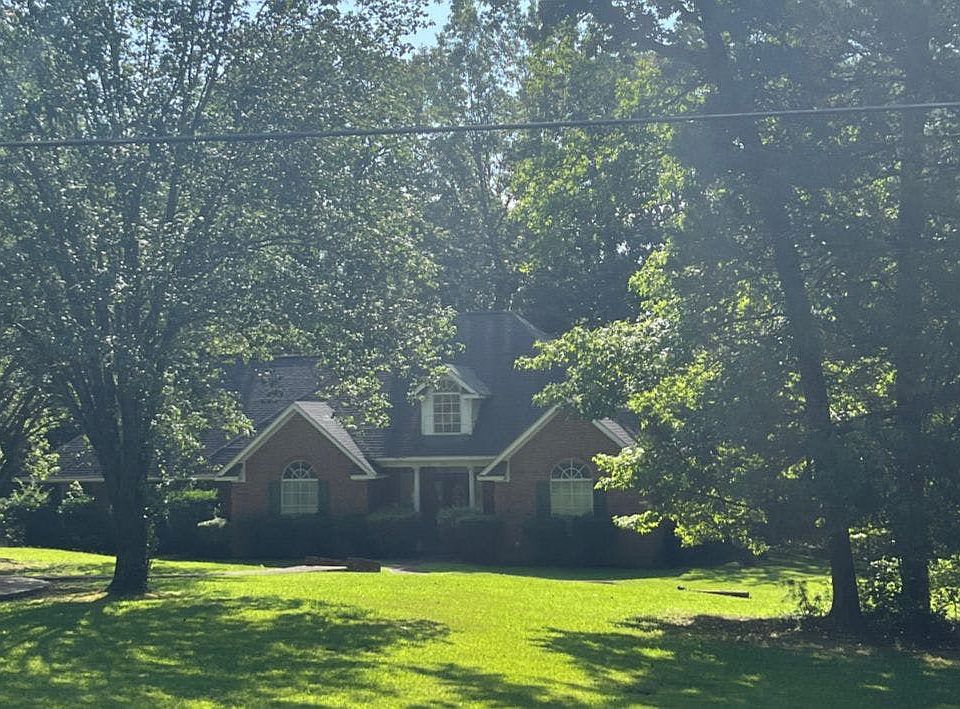2nd image of 2000 Wooded Dr