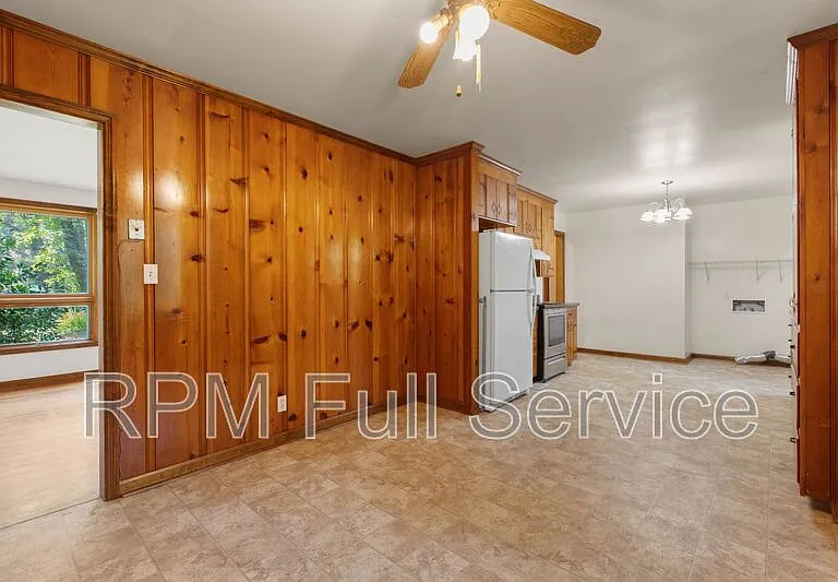 570 Carol Dr — Photo 11