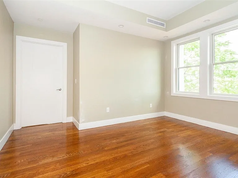 906 E 2nd St #102 — Photo 5