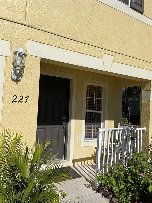 3 bed, 2.5 bath, 1872 sqft, $2,100 — Photo 1