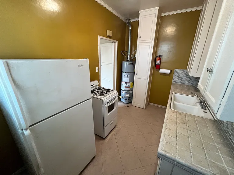 139 S Sweetzer Ave — Photo 10
