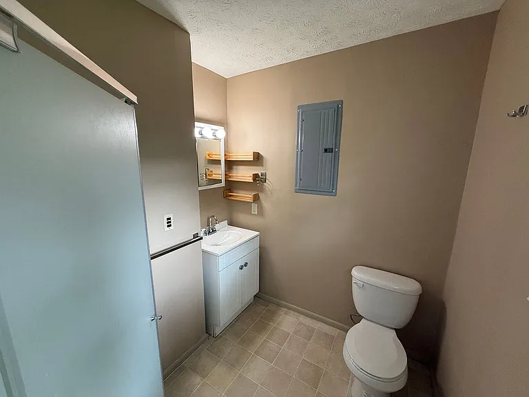 100 Bristol Ct — Photo 13
