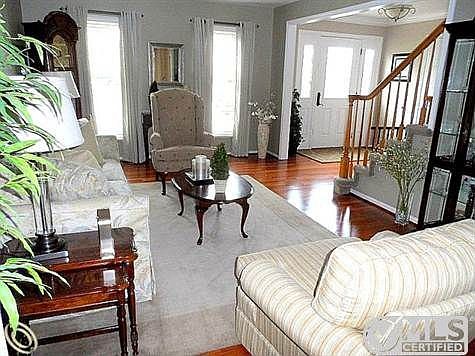 Formal Living Room & Entrance
