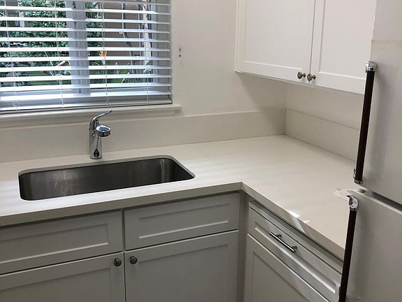 3rd image of 1699 Ontario Dr APT 3