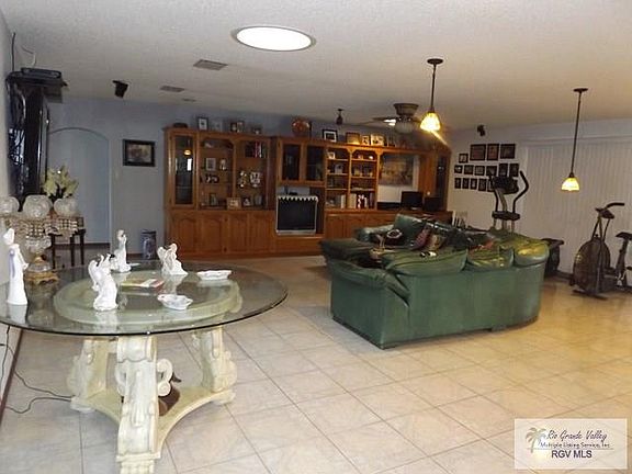 4th image of 30739 S Sam Houston Blvd