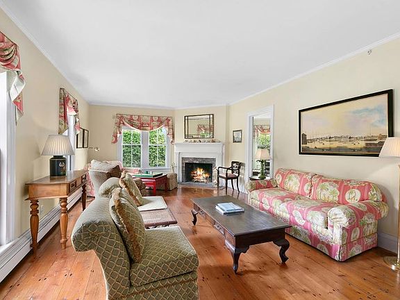 4th image of 53 Quogue St