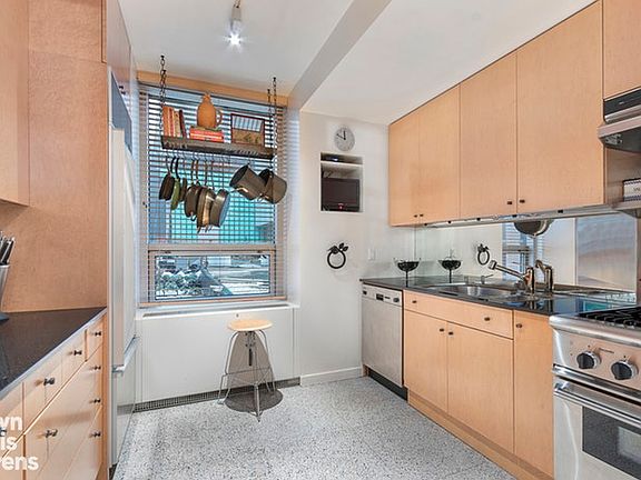 4th image of 15 W 53rd St #9J