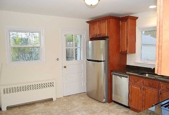 3rd image of 107 Robinson Ave