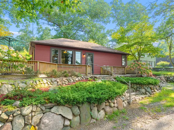 34120 Hillside Dr, Paw Paw, MI 49079