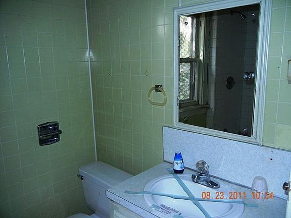 3rd image of 901 Crosby St N