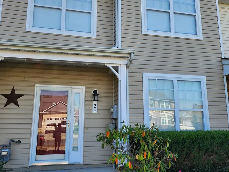 124 Nob Hill Rd — Photo 1