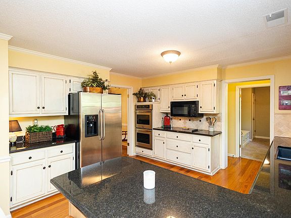 5th image of 940 Fair Oaks Dr