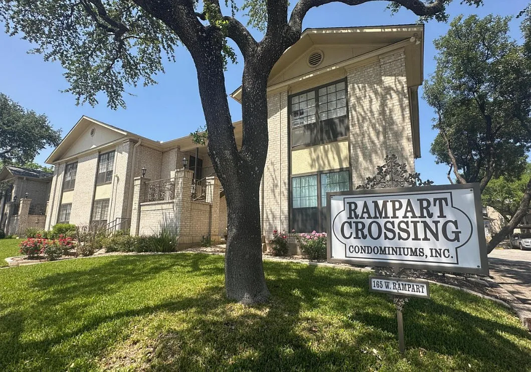 2 bed, 1.5 bath, 1060 sqft, $825 — Photo 1