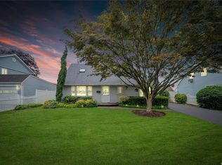 28 Lilac Ln, Levittown, NY 11756