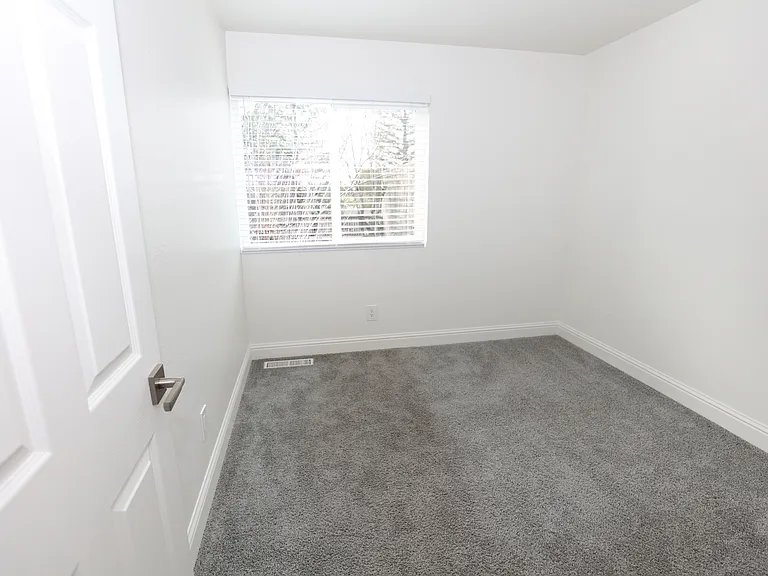 Cedarwood Apartments — Photo 33