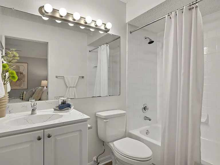 Oasis Naples Apartments — Photo 34