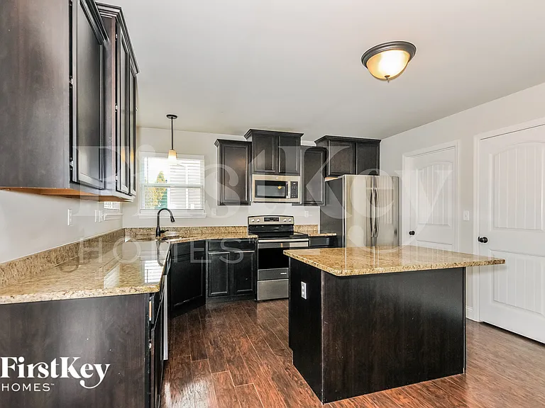 1811 Barclay Trail Dr — Photo 5