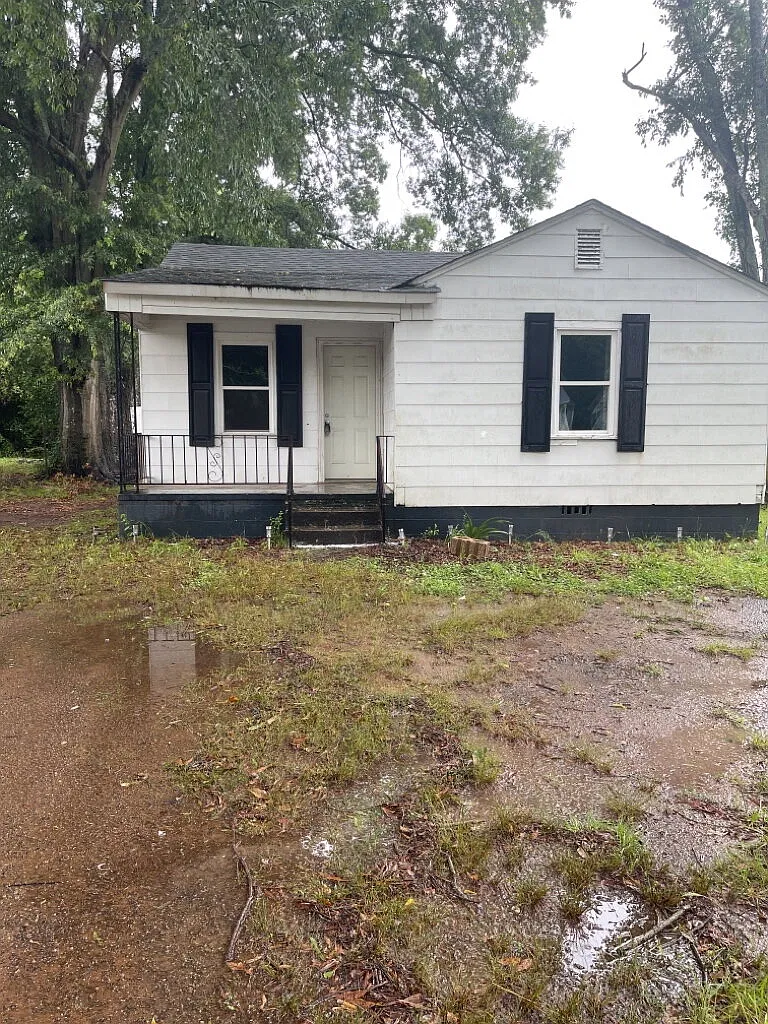2 bed, 1.0 bath, $950 — Photo 1
