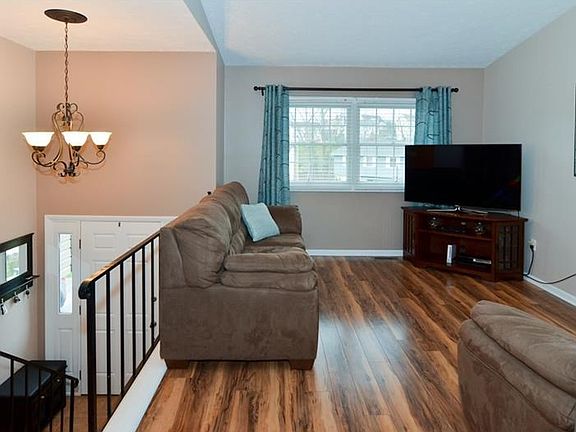 2nd image of 322 Hummingbird Cir