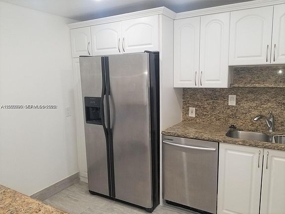 5th image of 100 Bayview Dr APT 208