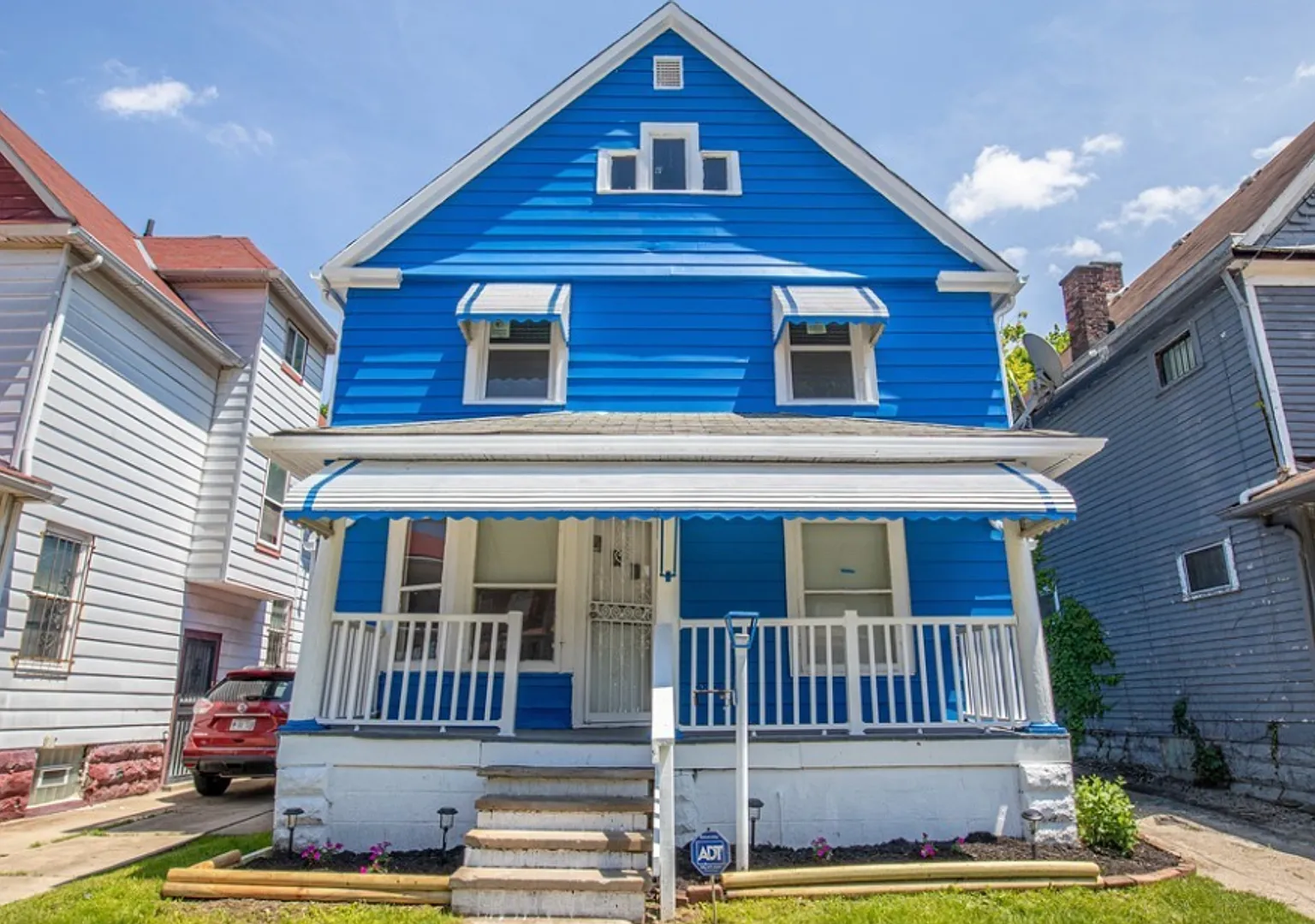 Newly Renovated 4BR/2BA - 1215 E 113th St — Photo 1