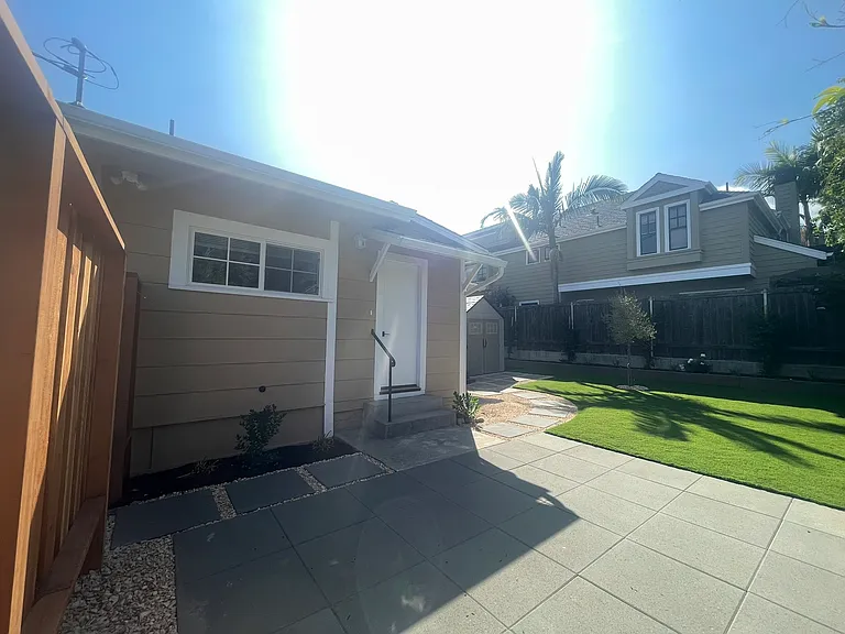 220 W Arrellaga St — Photo 20