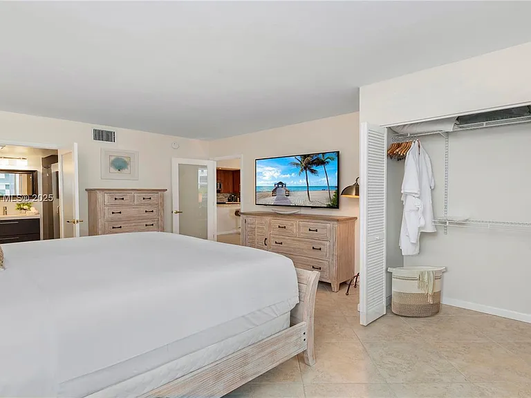 2301 Collins Ave #301 — Photo 15