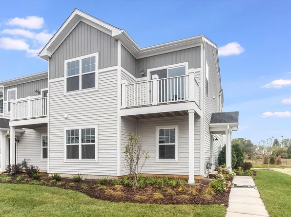 151 Kingsport Dr, South Elgin, IL 60177