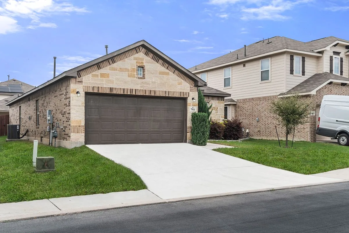 3 bed, 2.0 bath, 1601 sqft, $1,800 — Photo 1