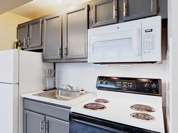 5th image of 212 Sheffield Ave #1B-1BA-463SQFT