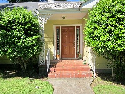 2nd image of 606 W 6th St