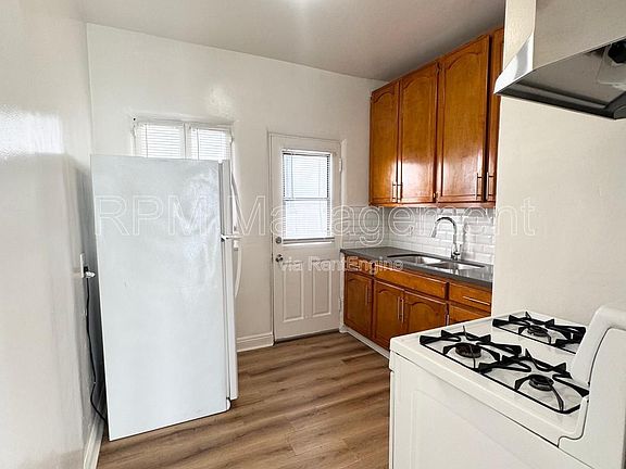 3rd image of 806 N Poinsettia Pl #4/5