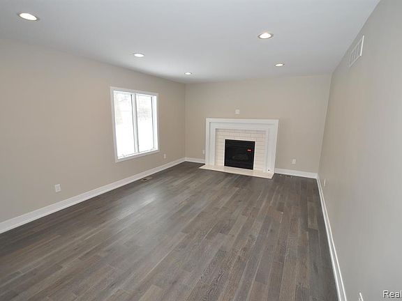 4th image of 2075 Lakeshire Dr